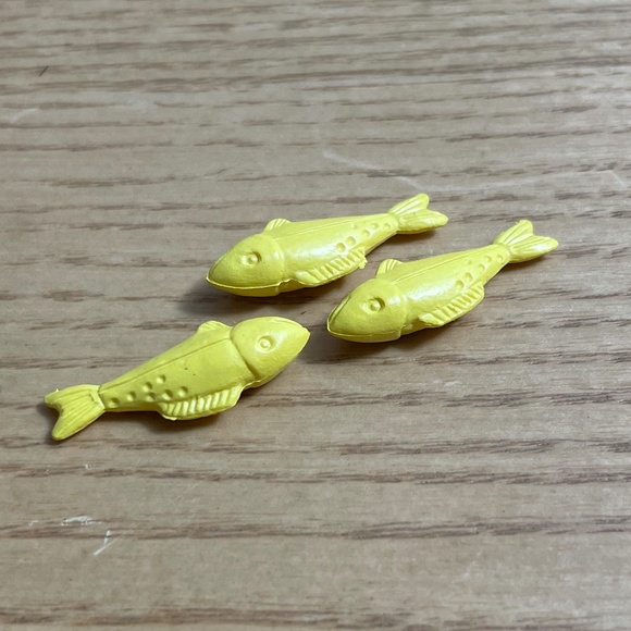 Lil Woodzeez Hopin Farmers Market Replacement  3 Yellow Fish Calico Critters Set - Picture 1 of 2